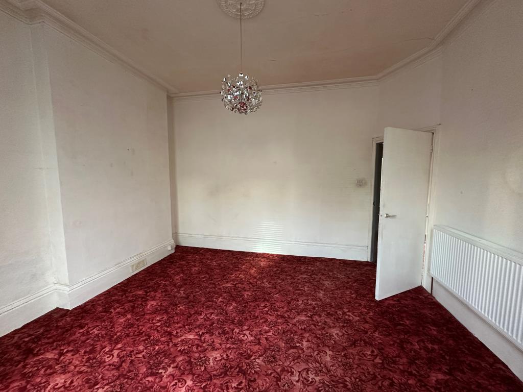 Lot: 81 - TWO-BEDROOM SELF-CONTAINED FLAT FOR IMPROVEMENT - Living Room